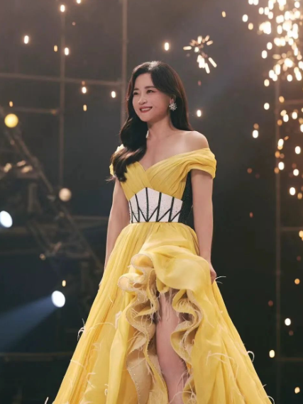 贾玲大波浪晚礼服 贾玲晚礼服大波浪造型又美又自信瘦下来真的好飒!