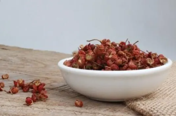 春季女人经常用花椒泡2处有哪些好处 春季花椒泡脚子宫变暖宫炎症也消了