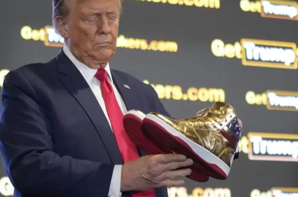 特朗普限量球鞋上架两小时内售罄 特朗普刚刚被重罚三亿美元