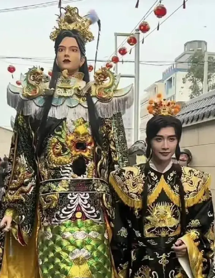 人民网评网红扮演赵世子 民间风俗遗产不应被过度消费