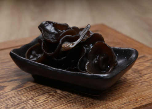 误食浸泡2天木耳次日住进ICU，春季吃木耳小心米酵菌酸中毒!