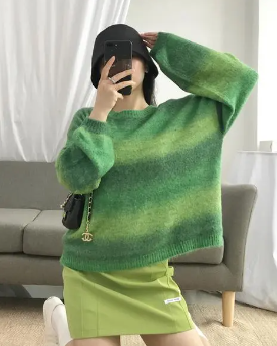 【2026早春穿搭】学春晚搭针织衫穿出早春绿色新潮流,杨幂马年开运绿色穿搭 【2026早春穿搭】学春晚搭针织衫穿出早春绿色新潮流,杨幂马年开运绿色穿搭