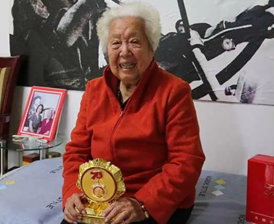 1元纸币上的女拖拉机手今年91了 是新疆生产建设兵团第一代女拖拉机手