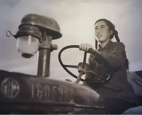 1元纸币上的女拖拉机手今年91了 是新疆生产建设兵团第一代女拖拉机手