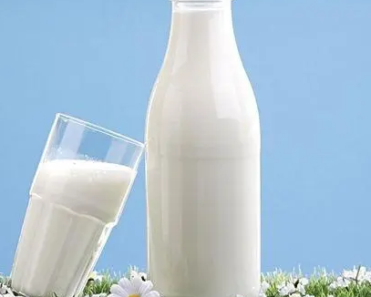 睡前喝牛奶好处多 每天一杯惊喜等着你