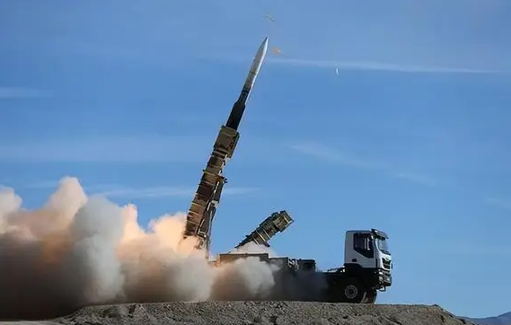 胡塞武装与美英法军队海上“斗法” 也门南部海域发生了一连串针对船只的袭击 胡塞武装与美英法军队海上“斗法” 也门南部海域发生了一连串针对船只的袭击