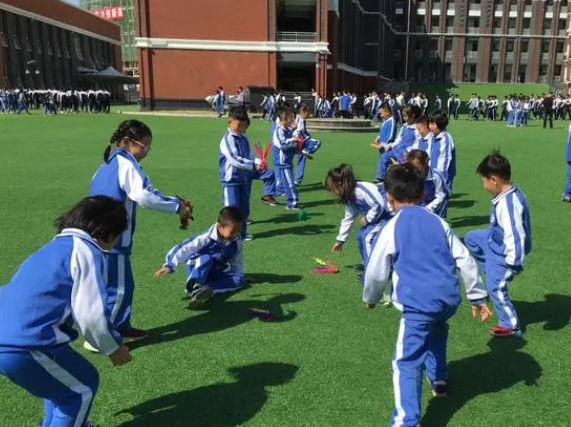 中小学每节课间应安排学生走出教室 树立健康第一的教育理念 中小学每节课间应安排学生走出教室 树立健康第一的教育理念