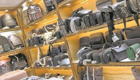 高仿LV包装只需30元 海外代购”制假售假已形成隐秘的产业链条