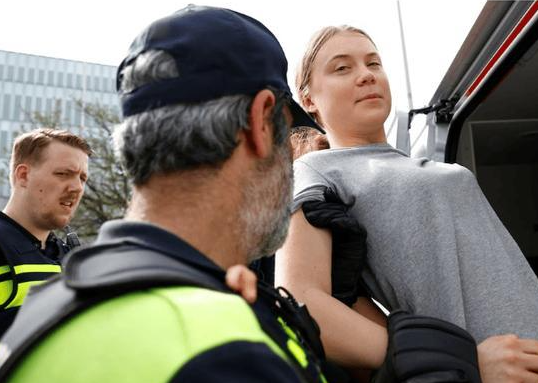 瑞典“环保少女”在荷兰2次被捕 试图封堵通往火车站的公路