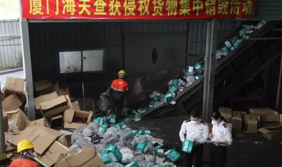 北京大兴机场海关查获57瓶寄生虫 据旅客称是用于实验用的 北京大兴机场海关查获57瓶寄生虫 据旅客称是用于实验用的