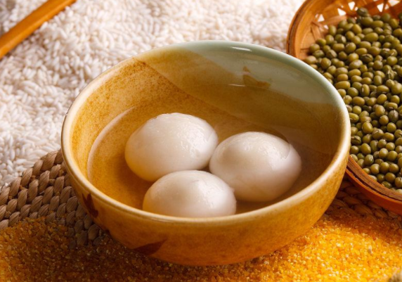 4颗元宵热量相当1碗米饭?2026元宵节的元宵咋吃才健康?