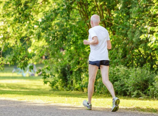 走路体态能反应健康情况吗？走路出现这几种异常情况要小心了