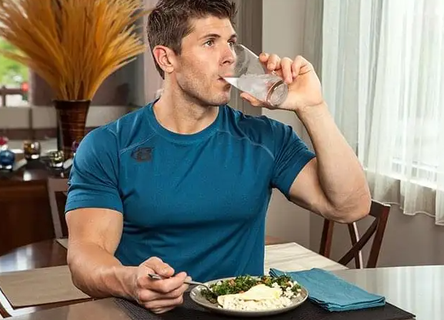 边吃饭边喝水到底好不好?吃完饭多久喝水最养生?