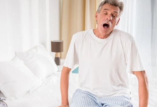 老人呵欠频繁只是单纯春困吗？老人呵欠频繁也有可能是中风的前兆！