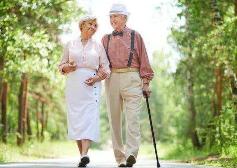 老人每天一万步真的能长寿吗？夏季老年人走路锻炼前要注意啥？