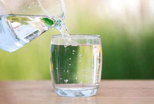 晨起喝温水等于喝细菌吗?晨起喝温水还是淡盐水好?