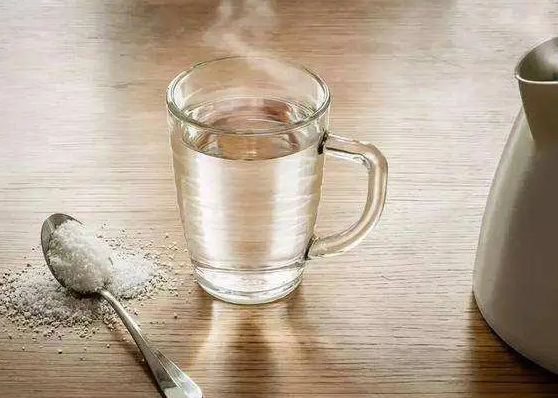 晨起喝温水等于喝细菌吗?晨起喝温水还是淡盐水好?