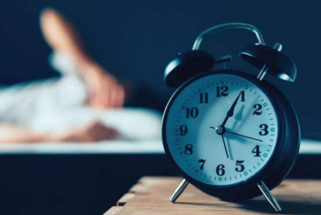 秋冬季一到换季就失眠怎么办(秋冬季这几个科学方法助你睡个好觉)