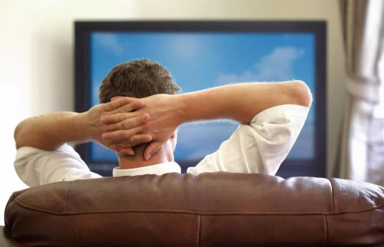 这个刷手机姿势，正悄悄伤害你的眼睛和脊柱