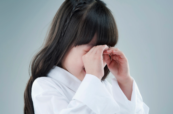 孩子写作业歪头揉眼是坐姿不标准吗?孩子歪头揉眼是近视的求救信号