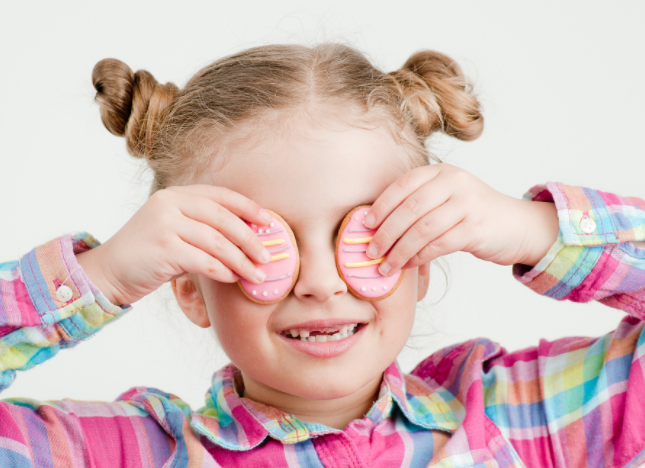 孩子写作业歪头揉眼是坐姿不标准吗?孩子歪头揉眼是近视的求救信号